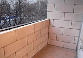 Кладка парапета на балконе из пеноблоков